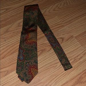 Ralph Lauren palsy colored men’s tie perfect for the upcoming holidays